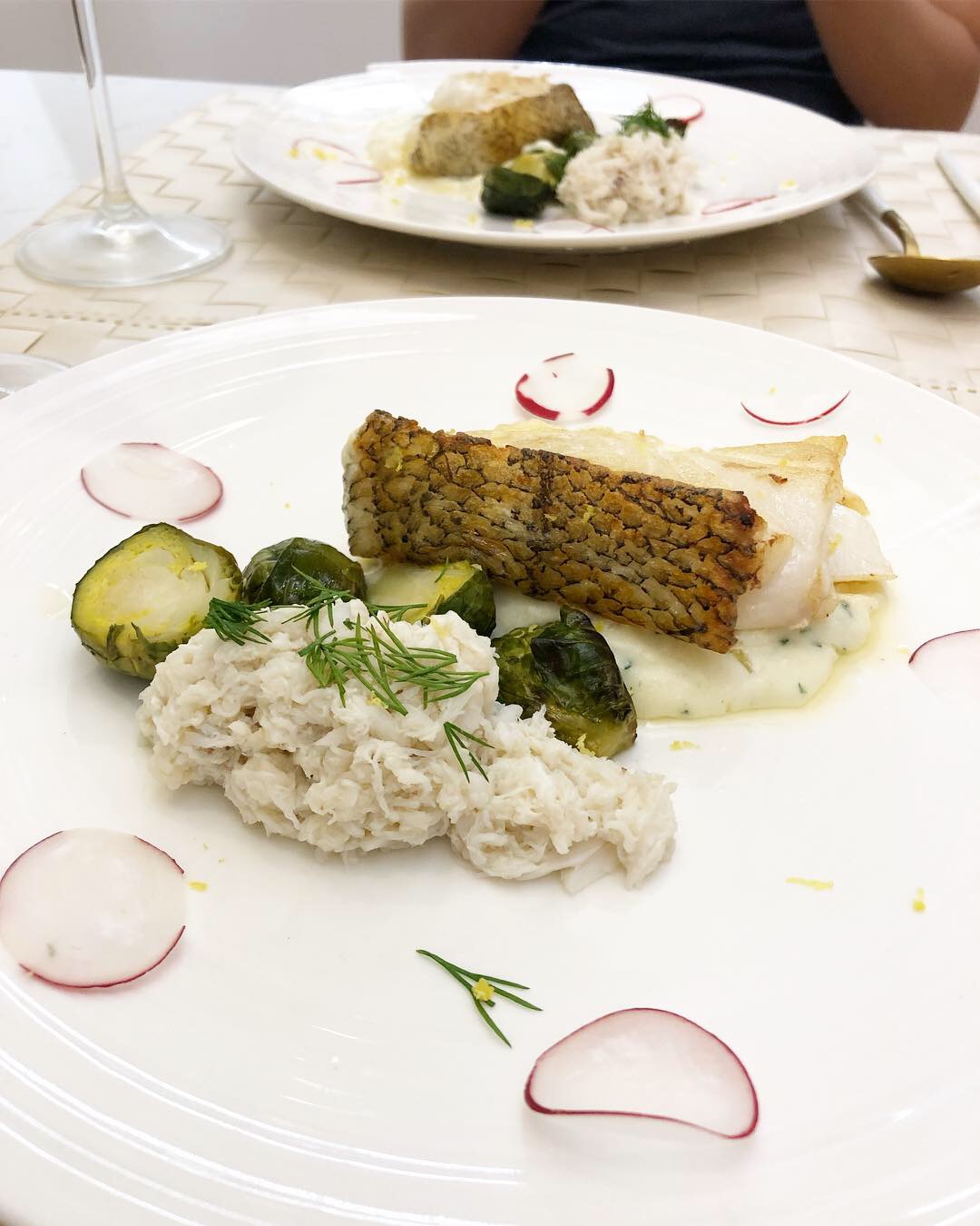 香煎海鱸魚配蟹肉忌廉白汁