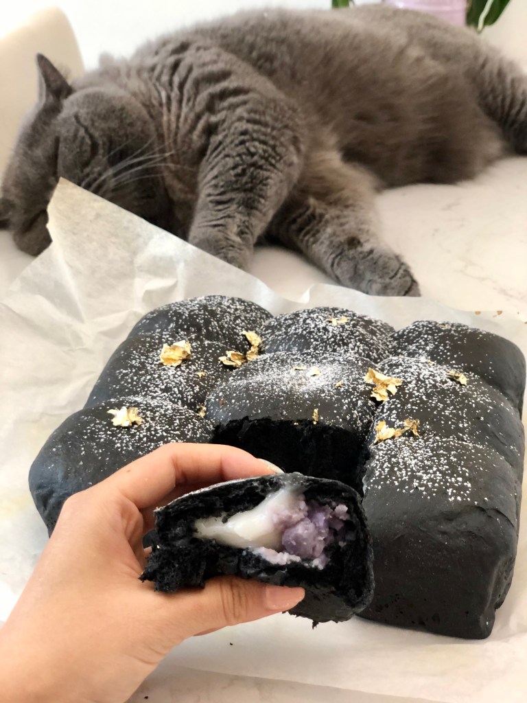 竹炭紫薯麻糬包