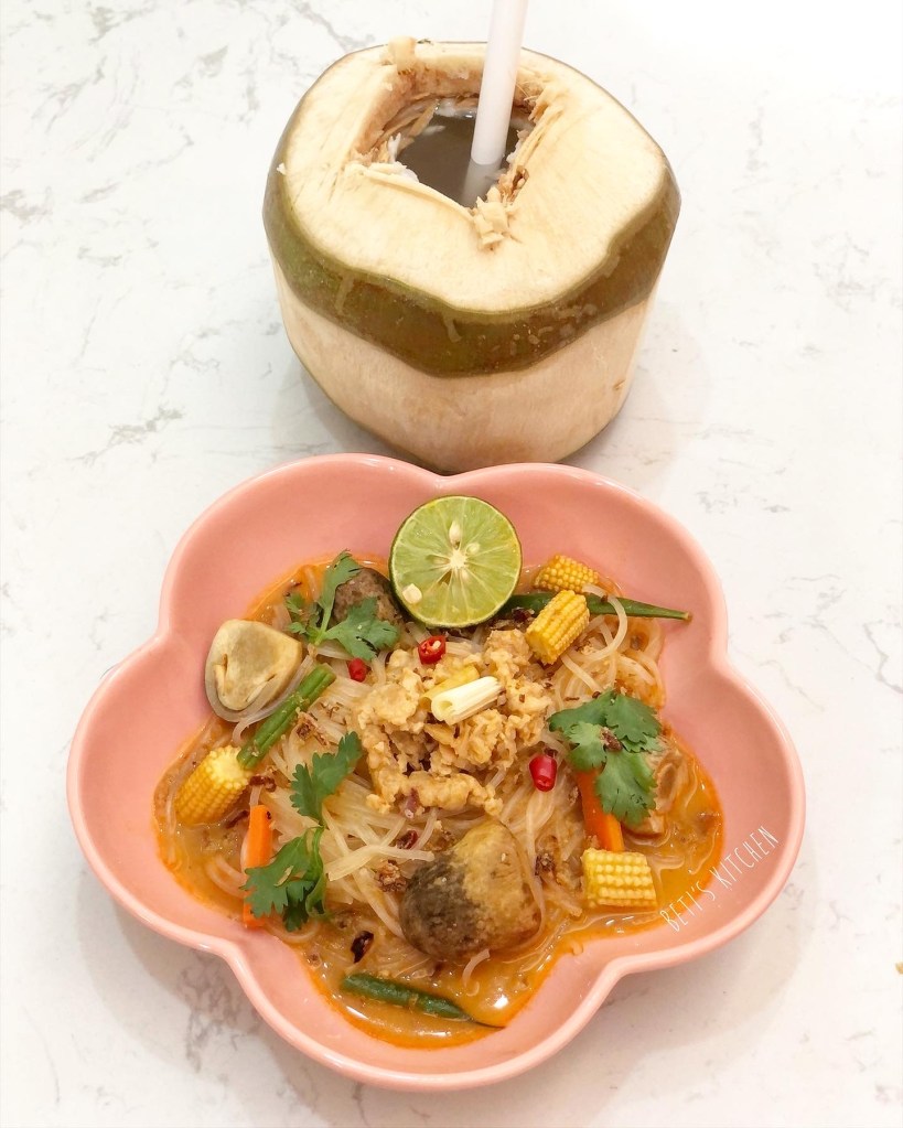 素豬肉碎冬陰公米線 