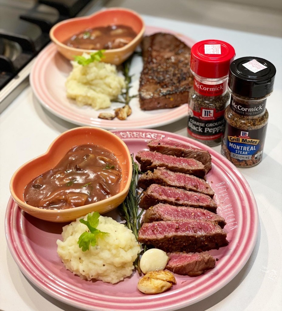 香煎牛扒配蘑菇紅酒汁