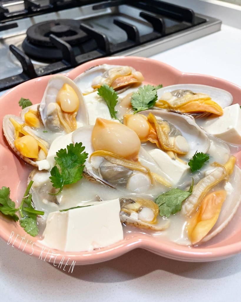 奶白魚湯豆腐浸花甲 