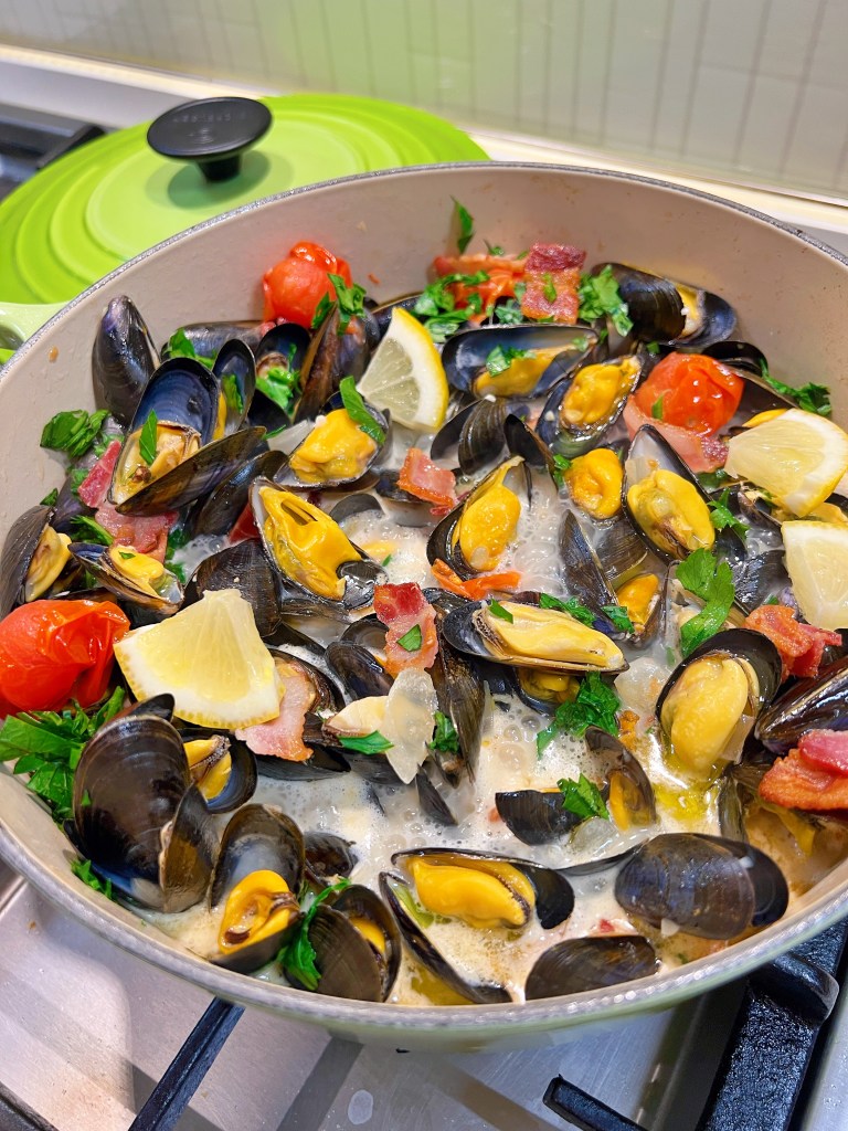 白酒忌廉煮藍青口