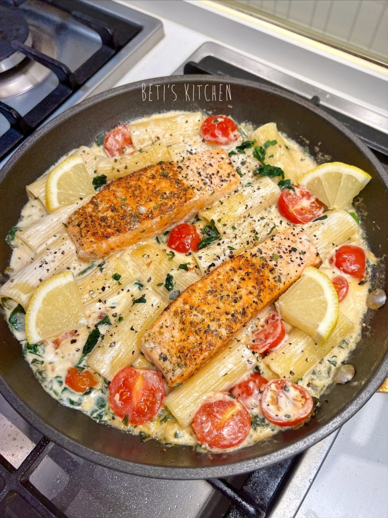 蒜香忌廉三文魚意粉