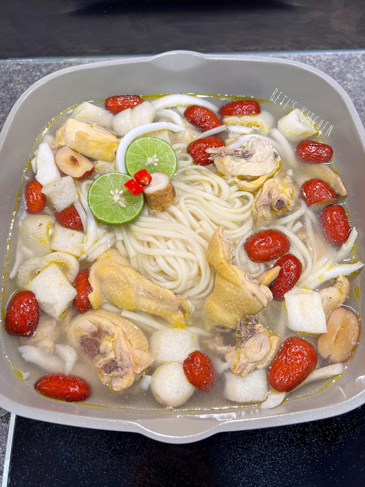 新鮮椰子雞煮讚岐烏冬 中式食譜 – Beti's Kitchen 簡易食譜分享